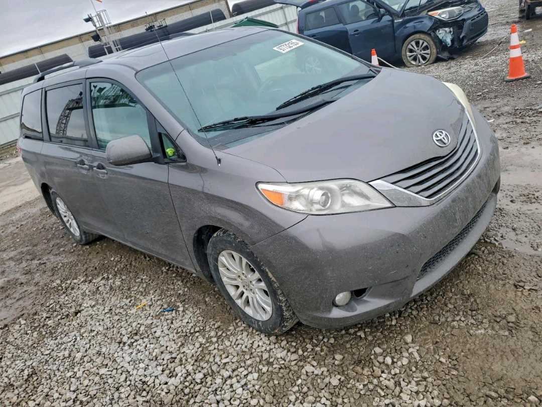 Car Image 2012 TOYOTA SIENNA