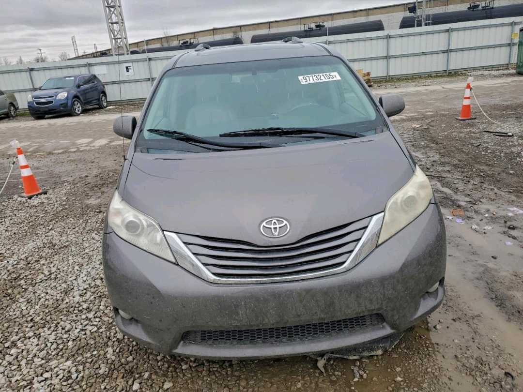 Car Image 2012 TOYOTA SIENNA
