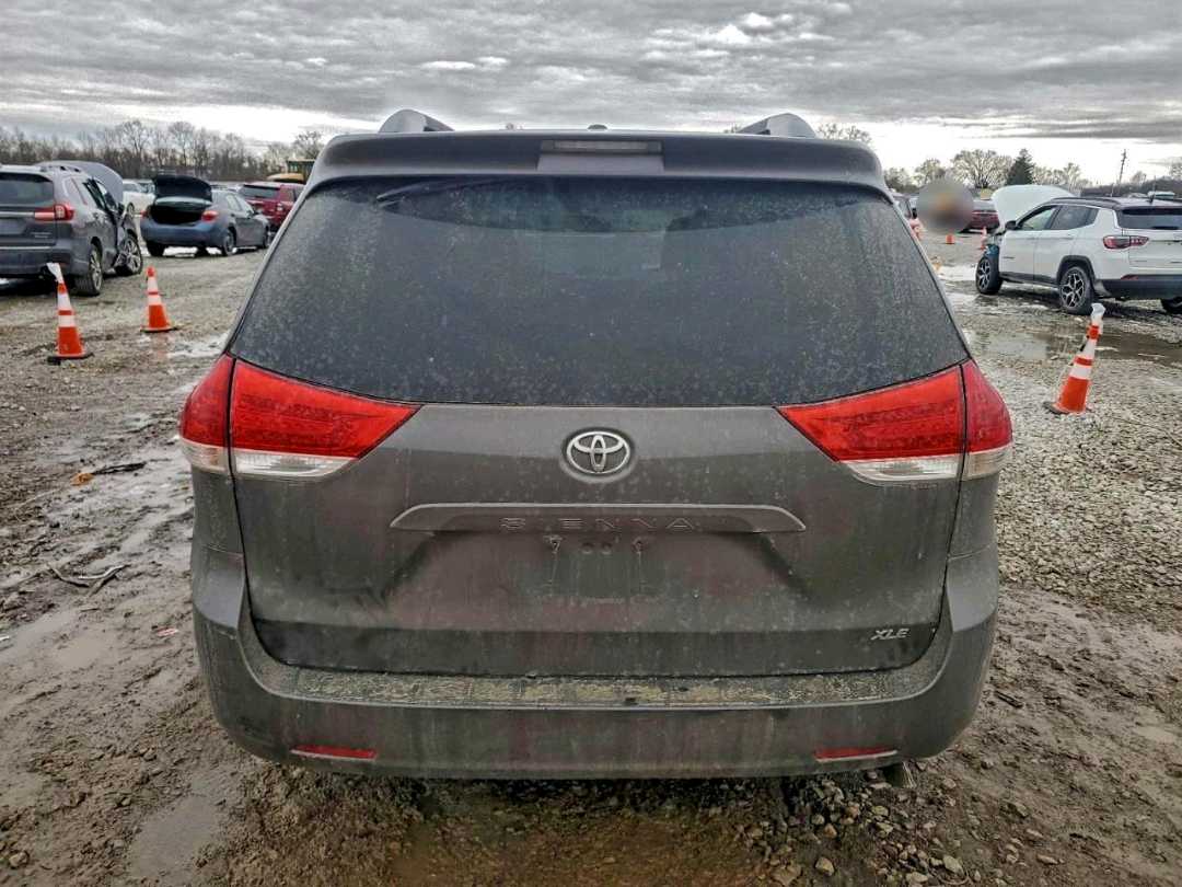 Car Image 2012 TOYOTA SIENNA