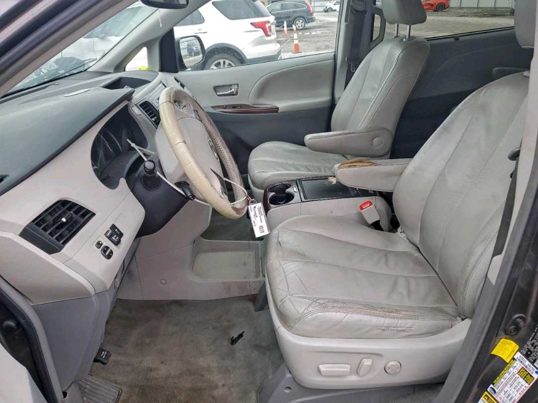 Car Image 2012 TOYOTA SIENNA