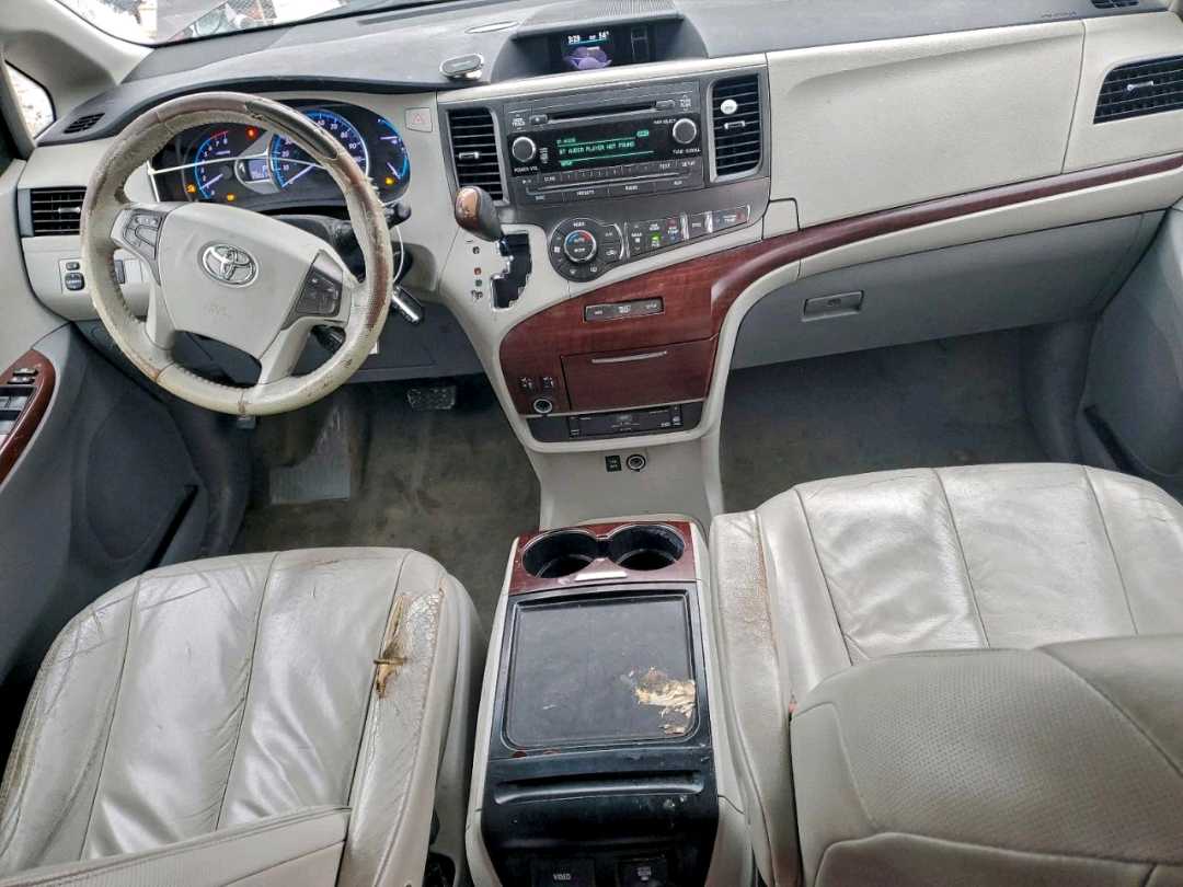 Car Image 2012 TOYOTA SIENNA