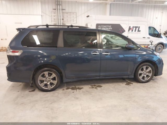 Car Image 2019 TOYOTA SIENNA