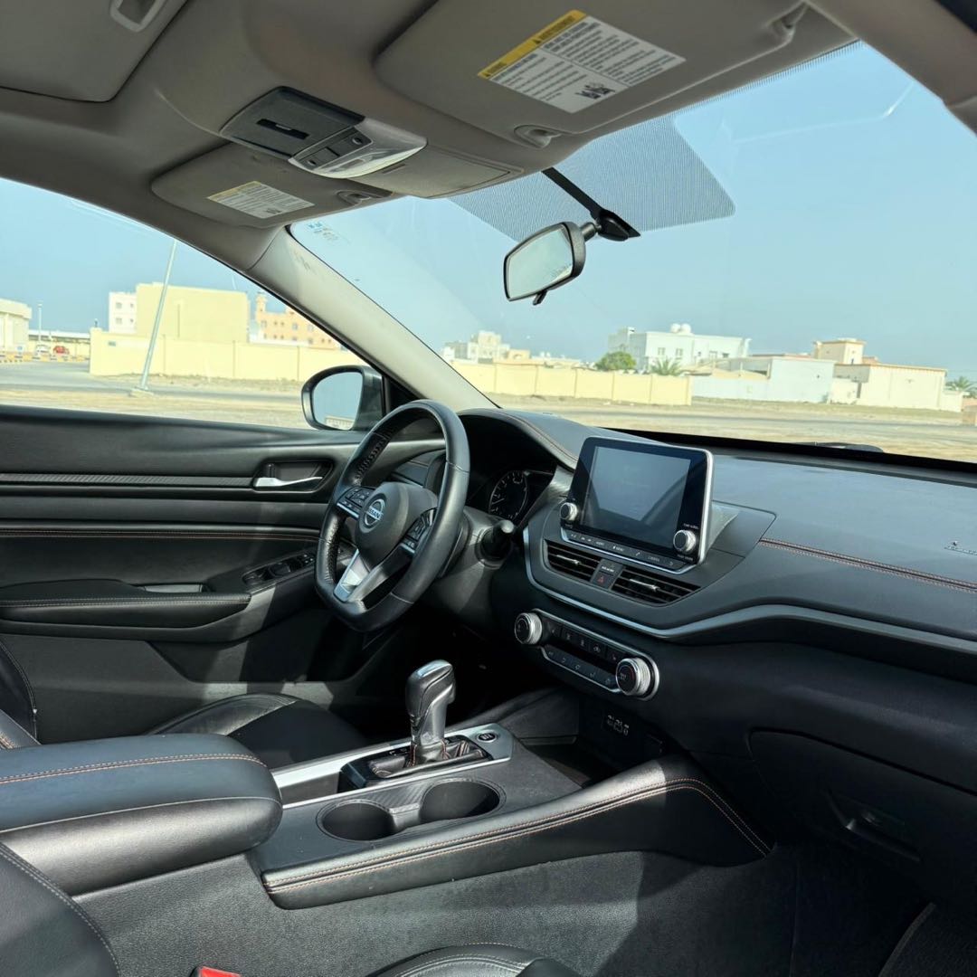 Car Image 2019 NISSAN ALTIMA SR