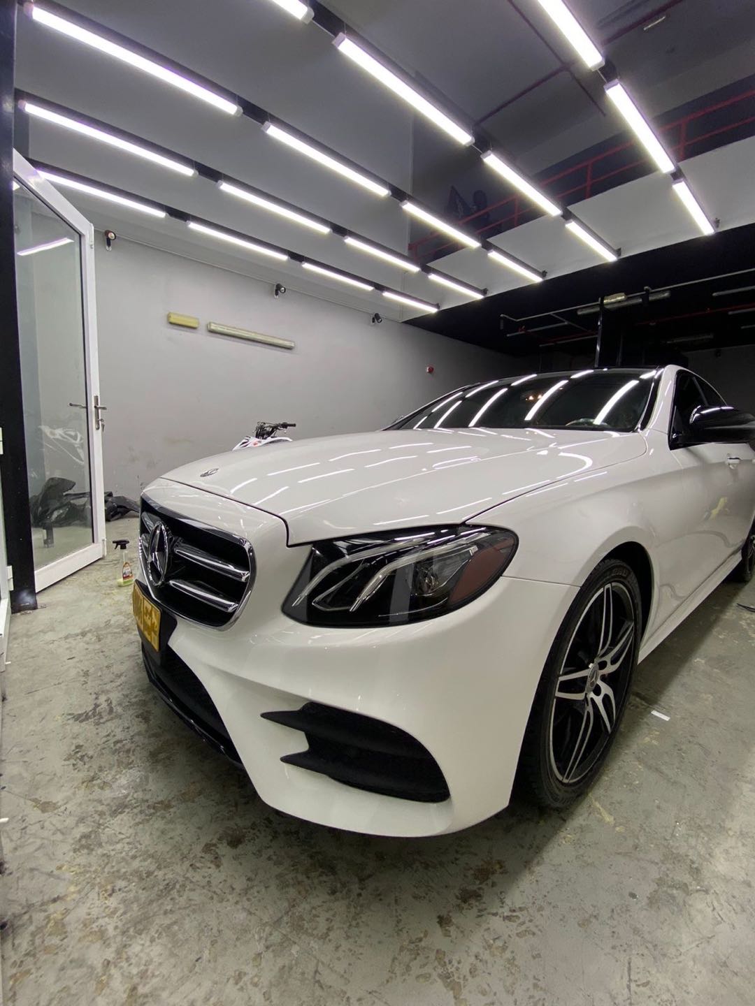 Car Image 2019 MERCEDES E Class 300