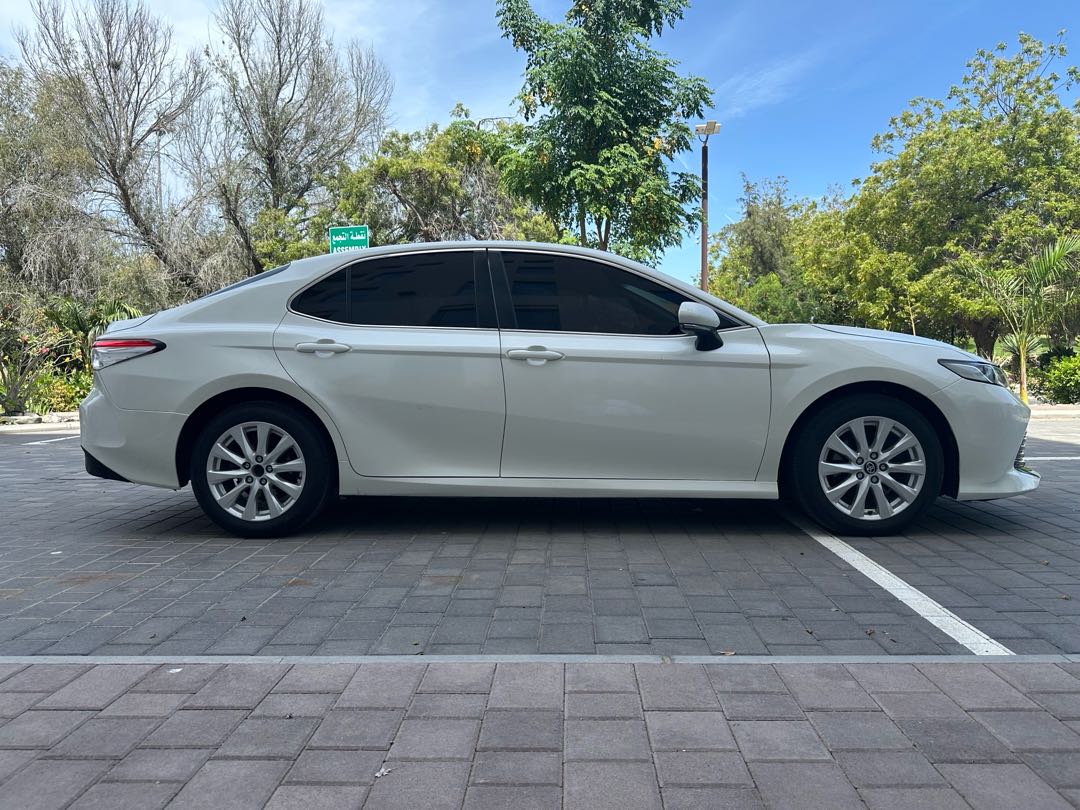 Car Image 2019 TOYOTA CAMRY LE
