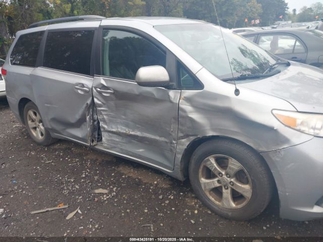 Car Image 2014 TOYOTA SIENNA