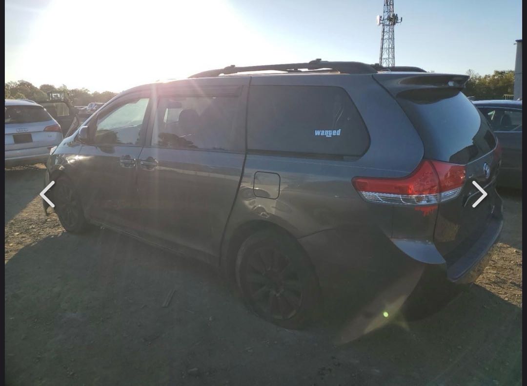Car Image 2014 TOYOTA SIENNA