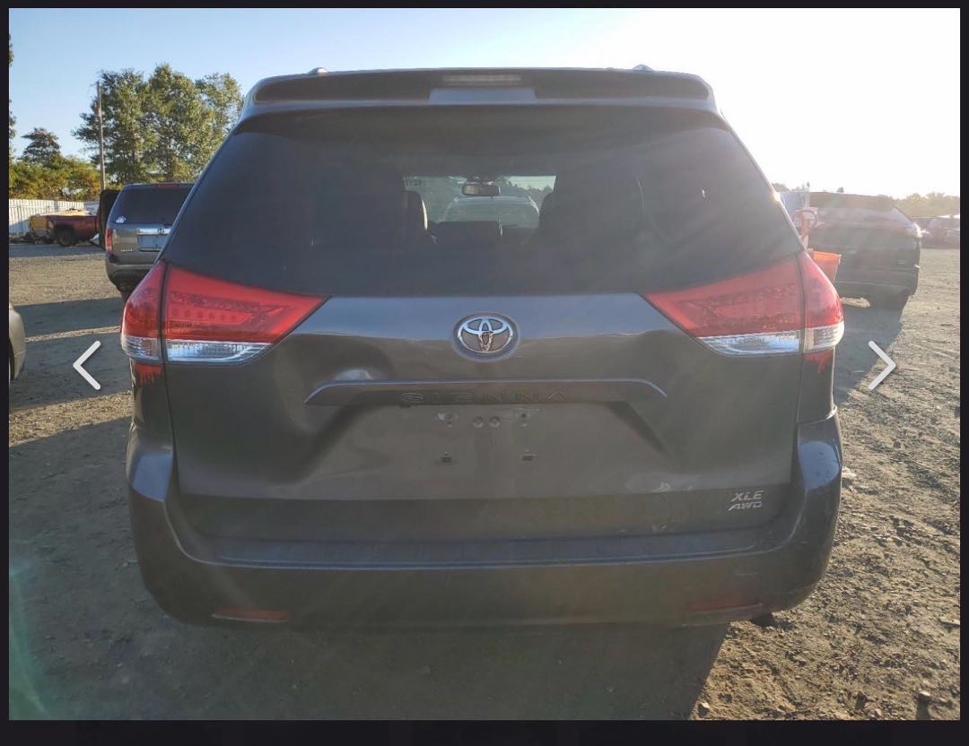 Car Image 2014 TOYOTA SIENNA