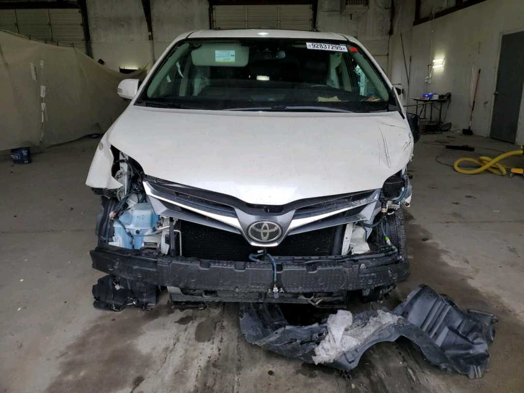 Car Image 2018 TOYOTA SIENNA