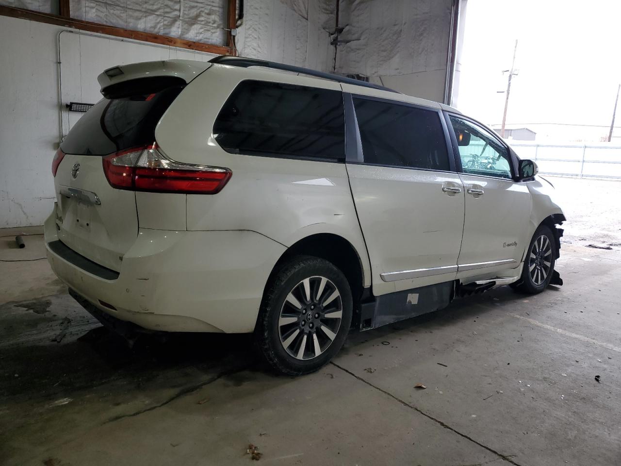 Car Image 2018 TOYOTA SIENNA