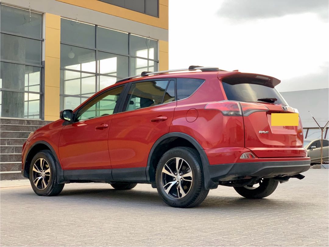 Car Image 2017 TOYOTA RAV4 LE