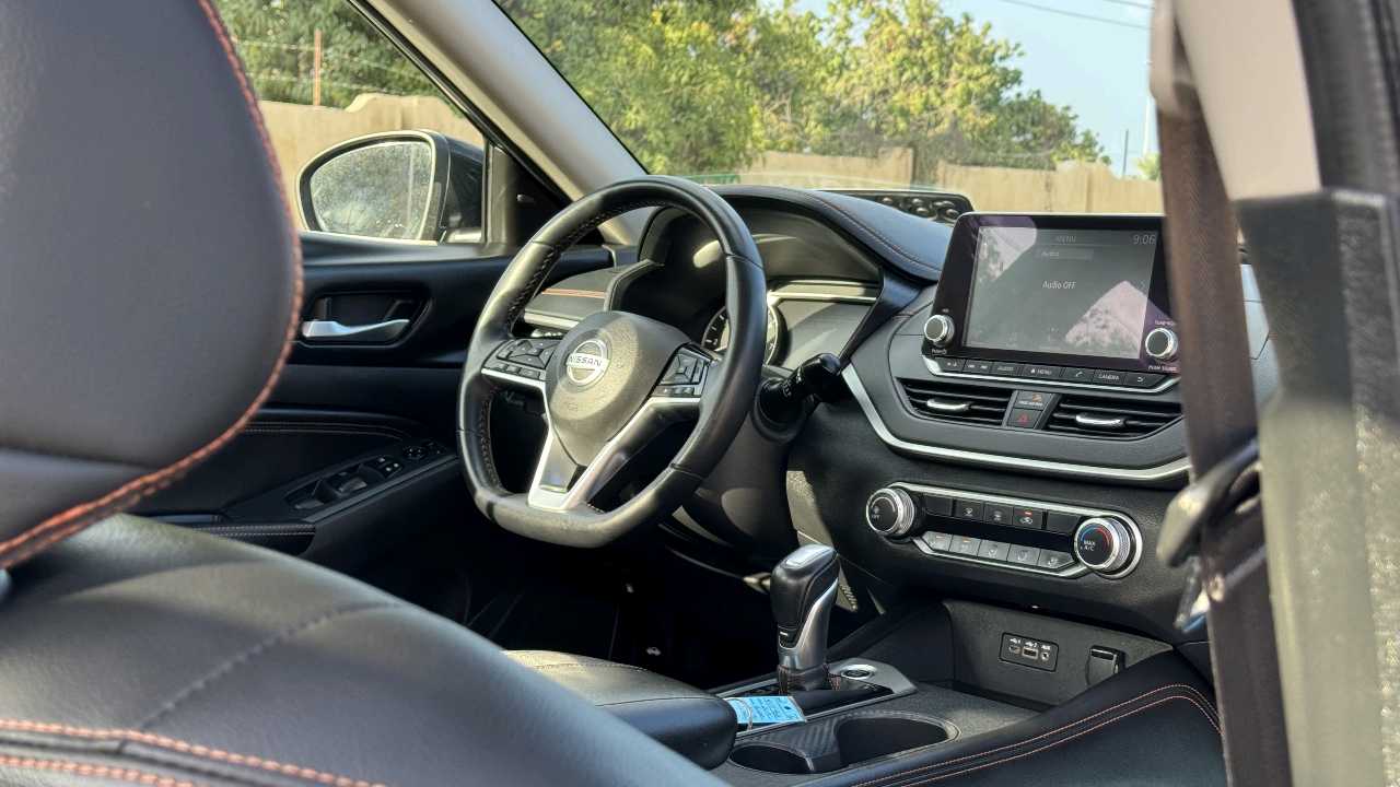 Car Image 2019 NISSAN ALTIMA SR