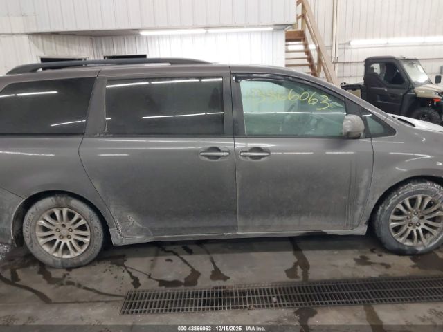 Car Image 2011 TOYOTA SIENNA