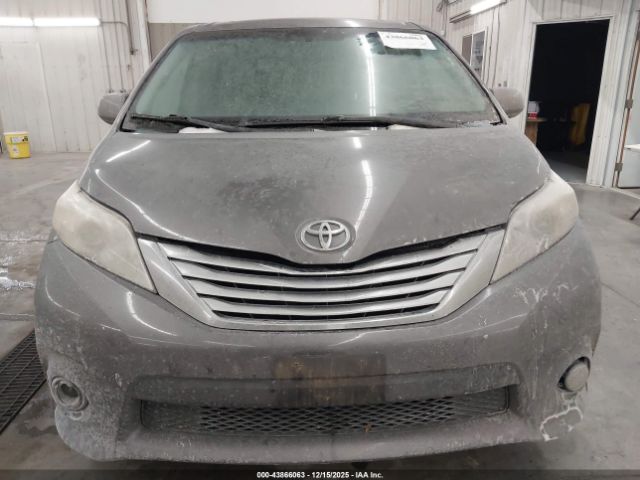 Car Image 2011 TOYOTA SIENNA