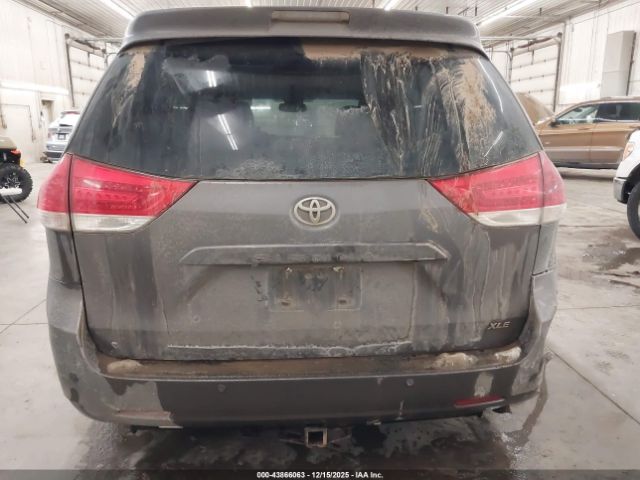 Car Image 2011 TOYOTA SIENNA