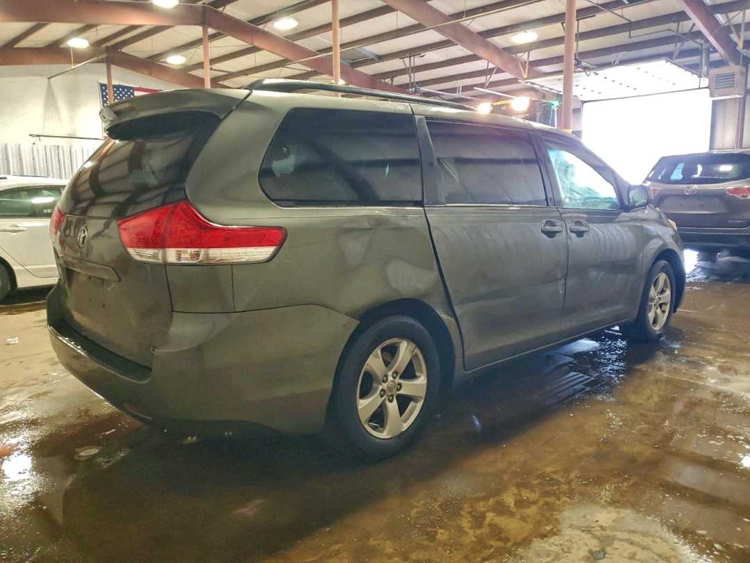 Car Image 2011 TOYOTA SIENNA