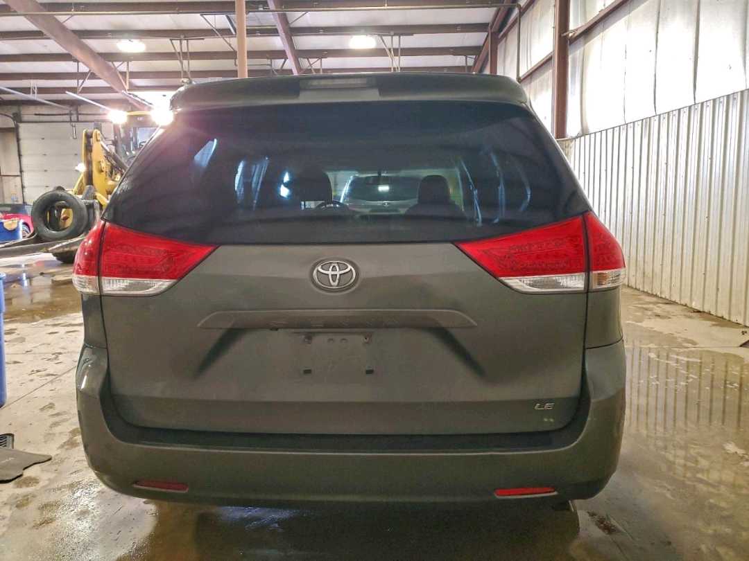 Car Image 2011 TOYOTA SIENNA