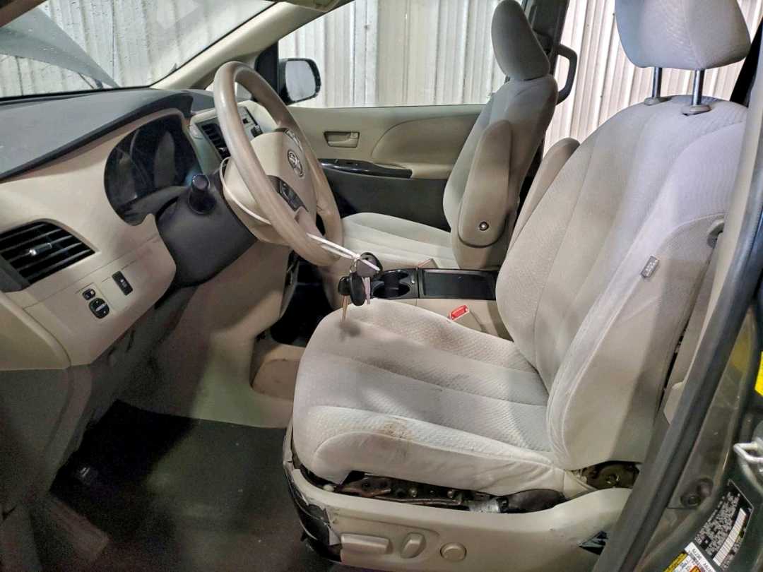 Car Image 2011 TOYOTA SIENNA