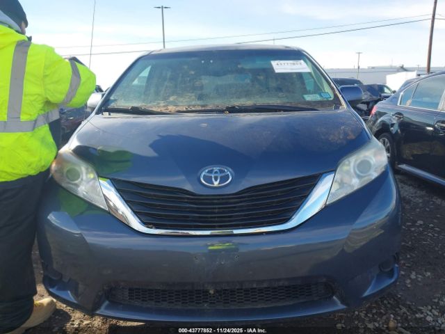 Car Image 2014 TOYOTA SIENNA