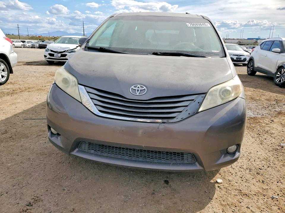 Car Image 2011 TOYOTA SIENNA
