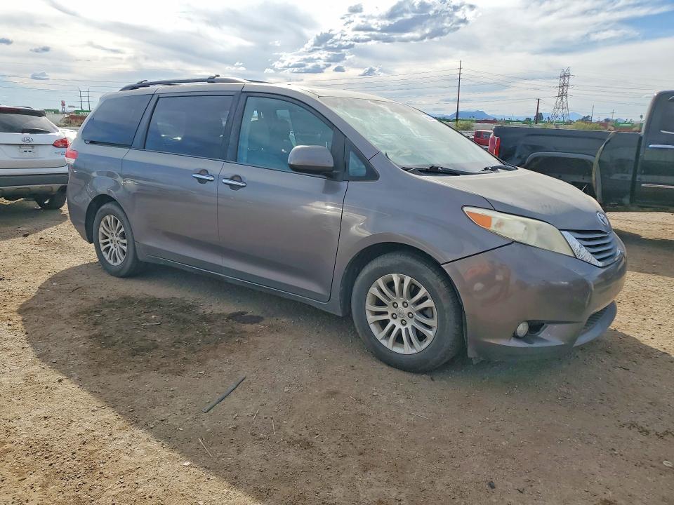 Car Image 2011 TOYOTA SIENNA