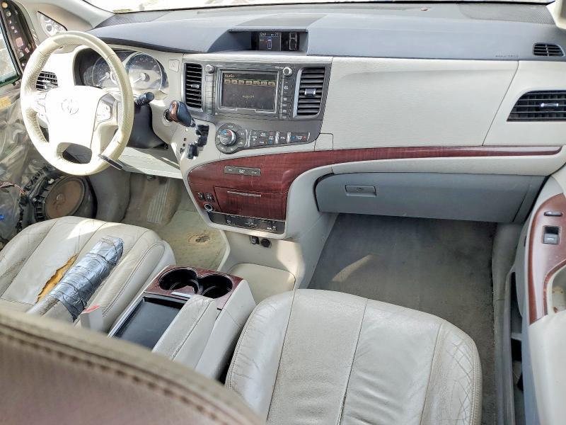 Car Image 2011 TOYOTA SIENNA