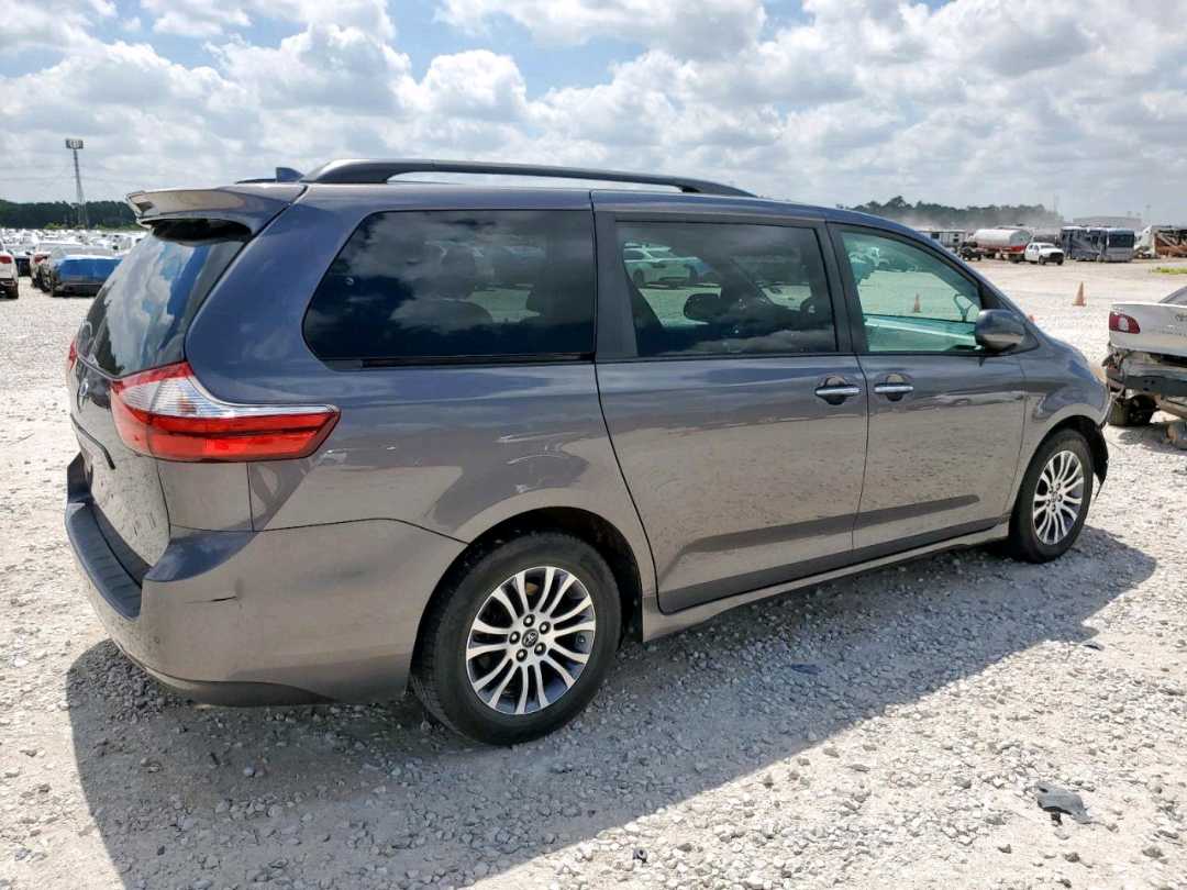 Car Image 2018 TOYOTA SIENNA