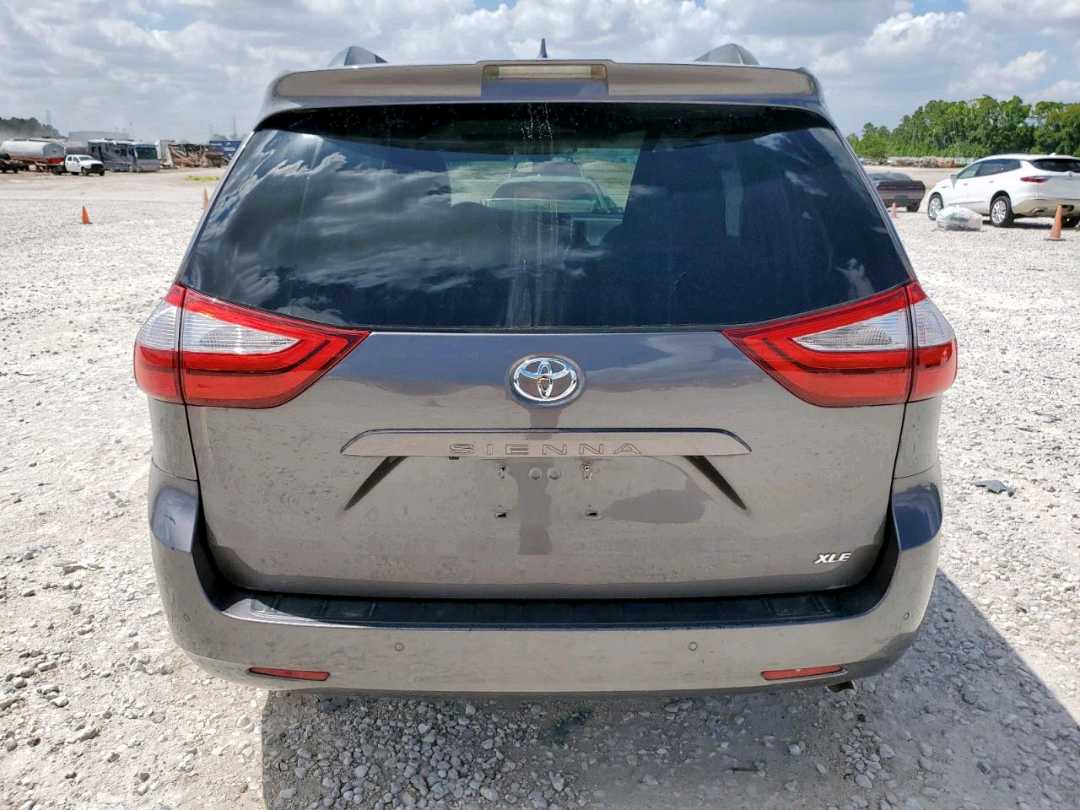Car Image 2018 TOYOTA SIENNA