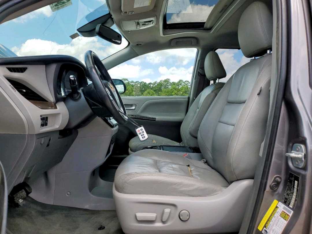 Car Image 2018 TOYOTA SIENNA