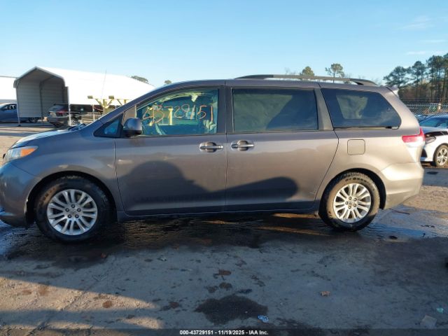 Car Image 2011 TOYOTA SIENNA