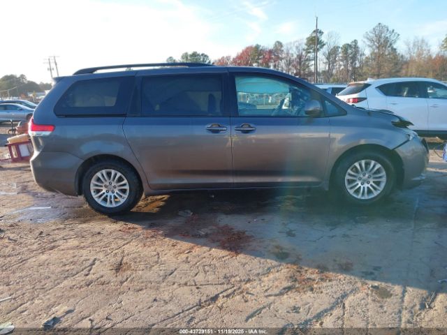 Car Image 2011 TOYOTA SIENNA