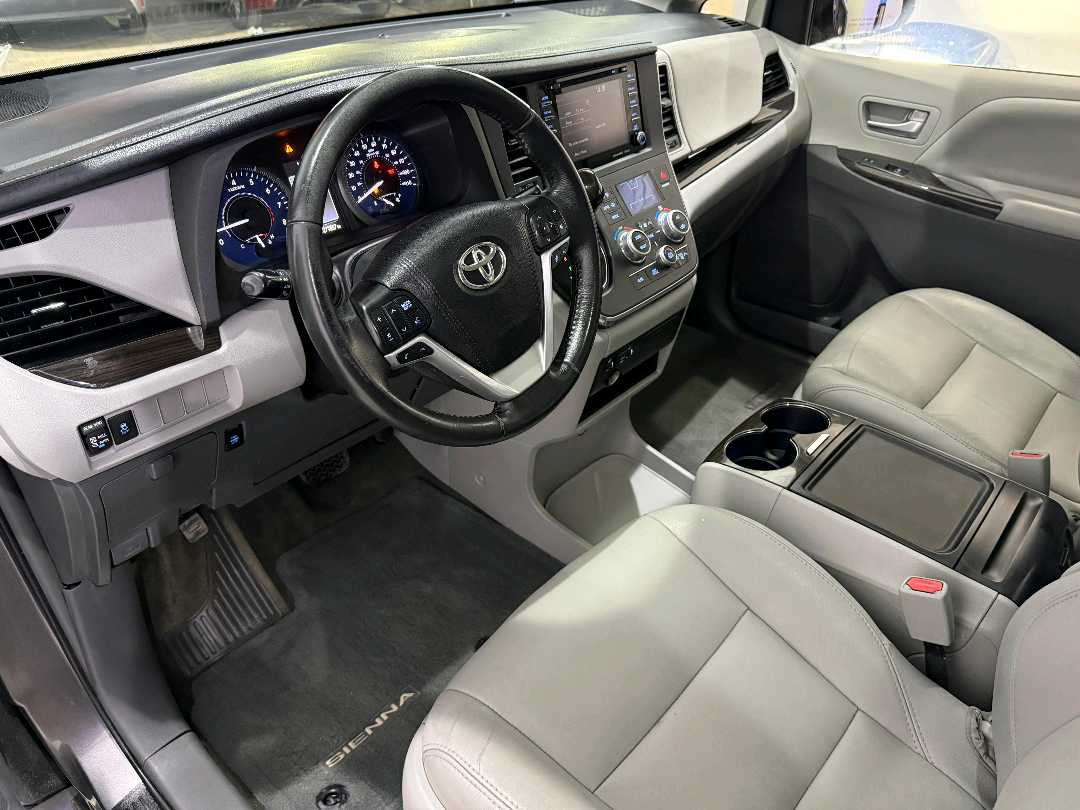 Car Image 2018 TOYOTA SIENNA 