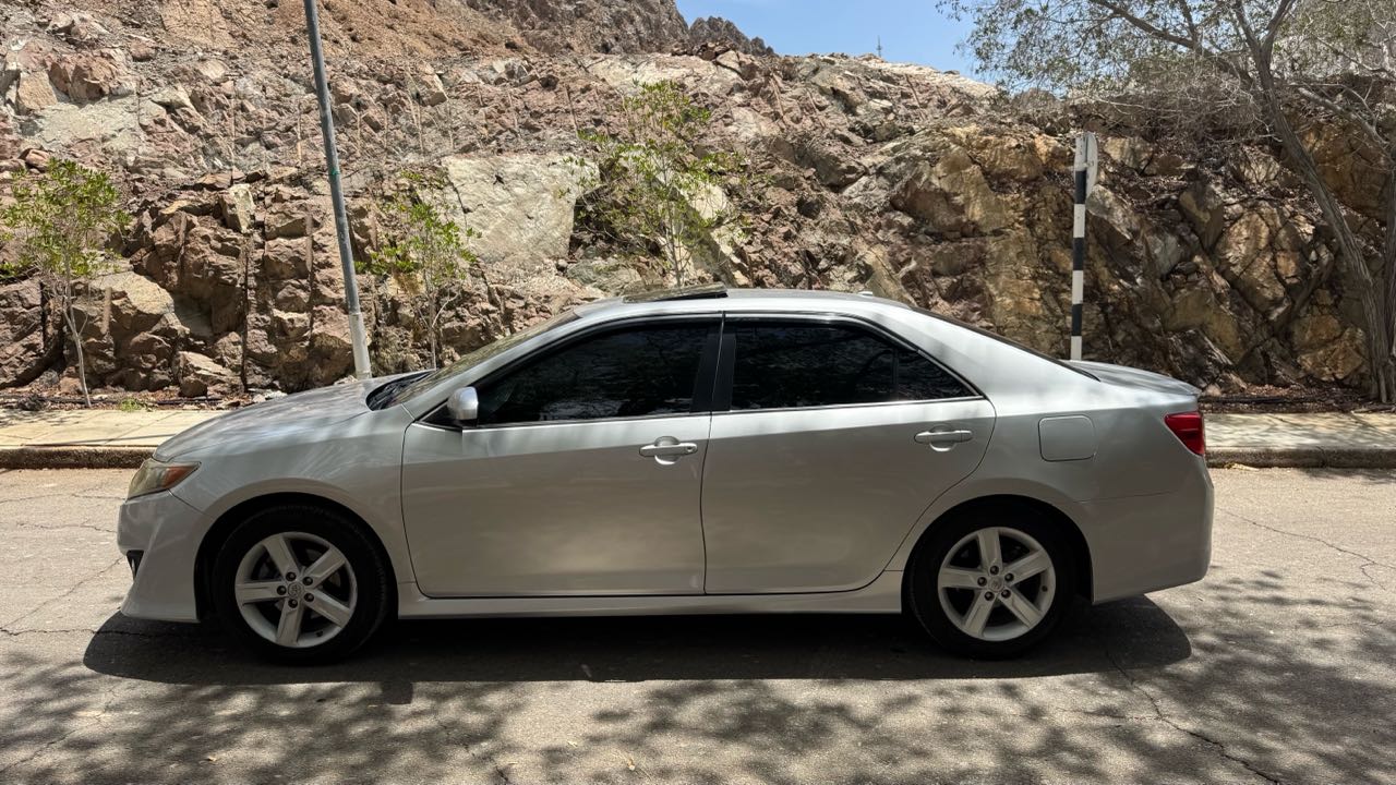 Car Image 2014 TOYOTA CAMRY SE