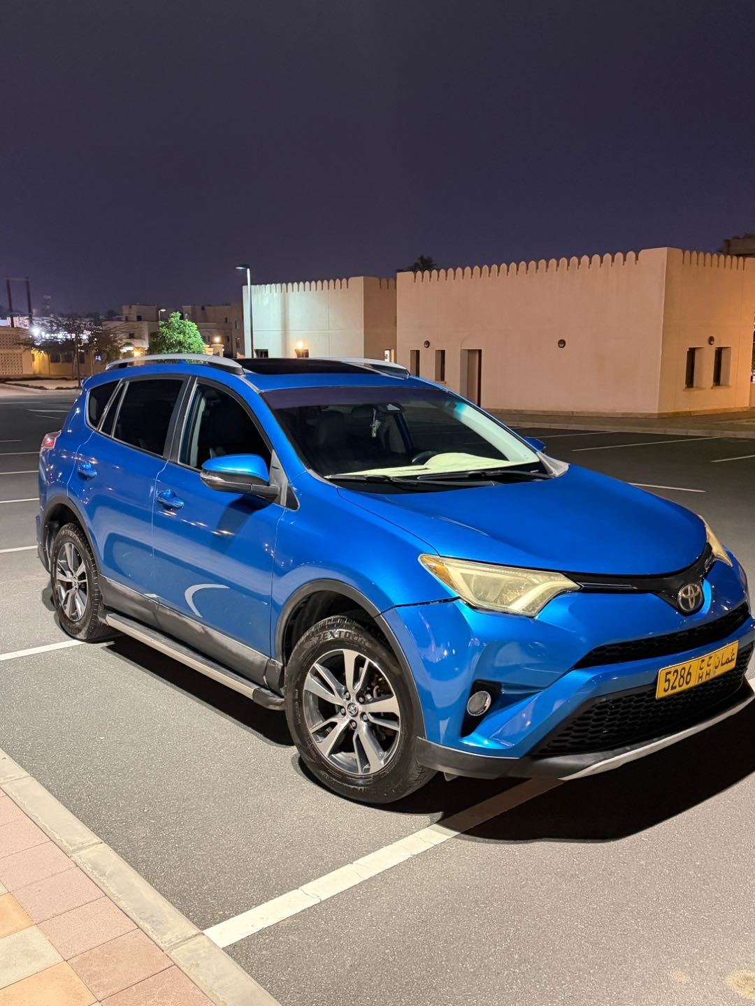 Car Image 2018 TOYOTA RAV4 XLE