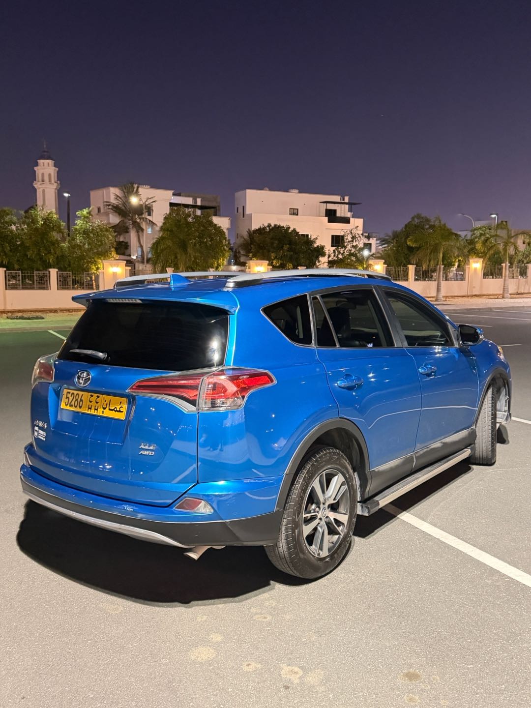 Car Image 2018 TOYOTA RAV4 XLE