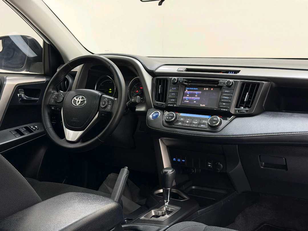 Car Image 2018 TOYOTA RAV4 XLE