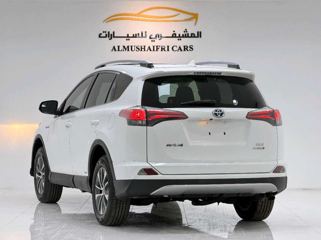 Car Image 2018 TOYOTA RAV4 XLE