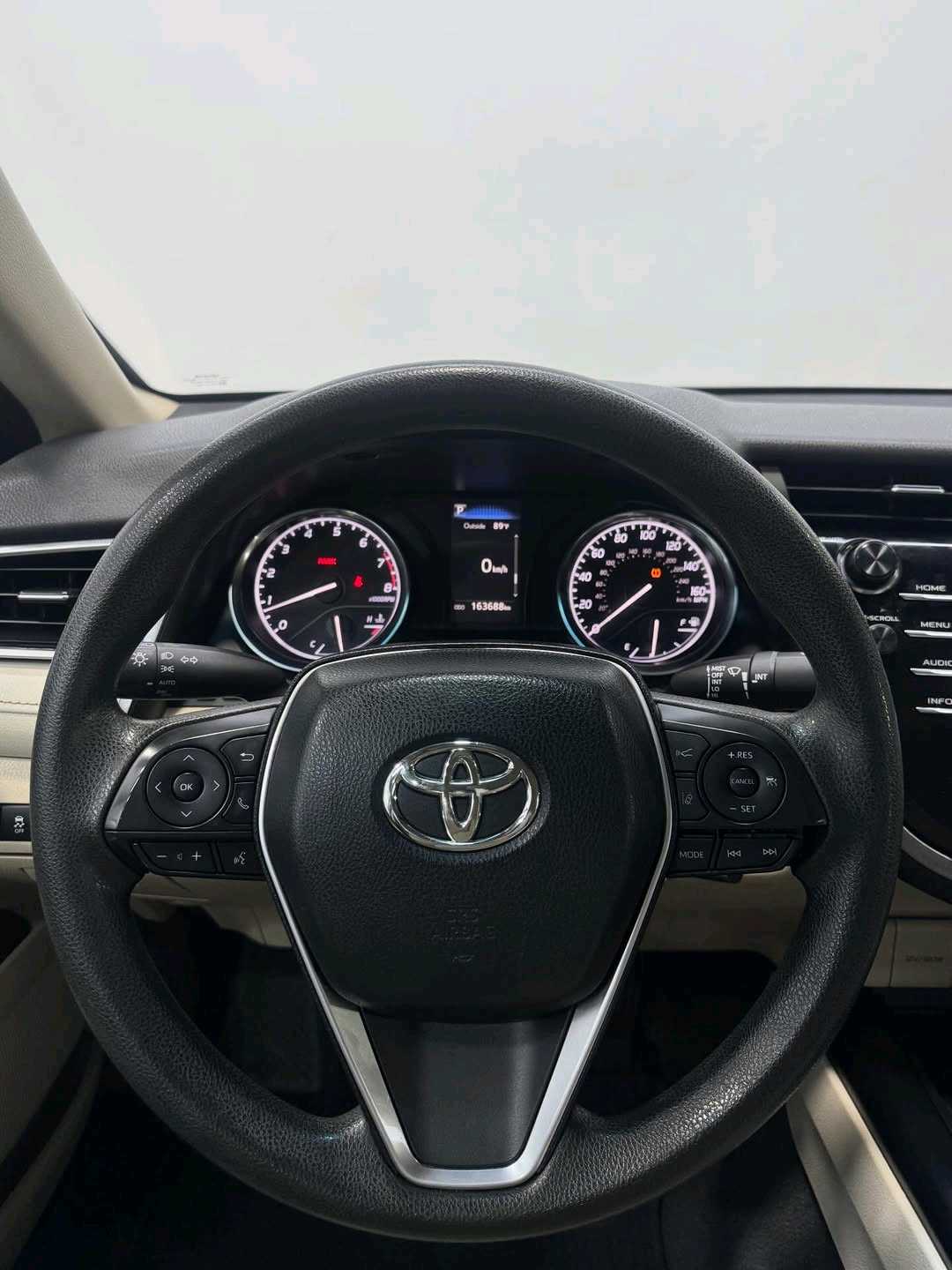 Car Image 2018 TOYOTA CAMRY LE
