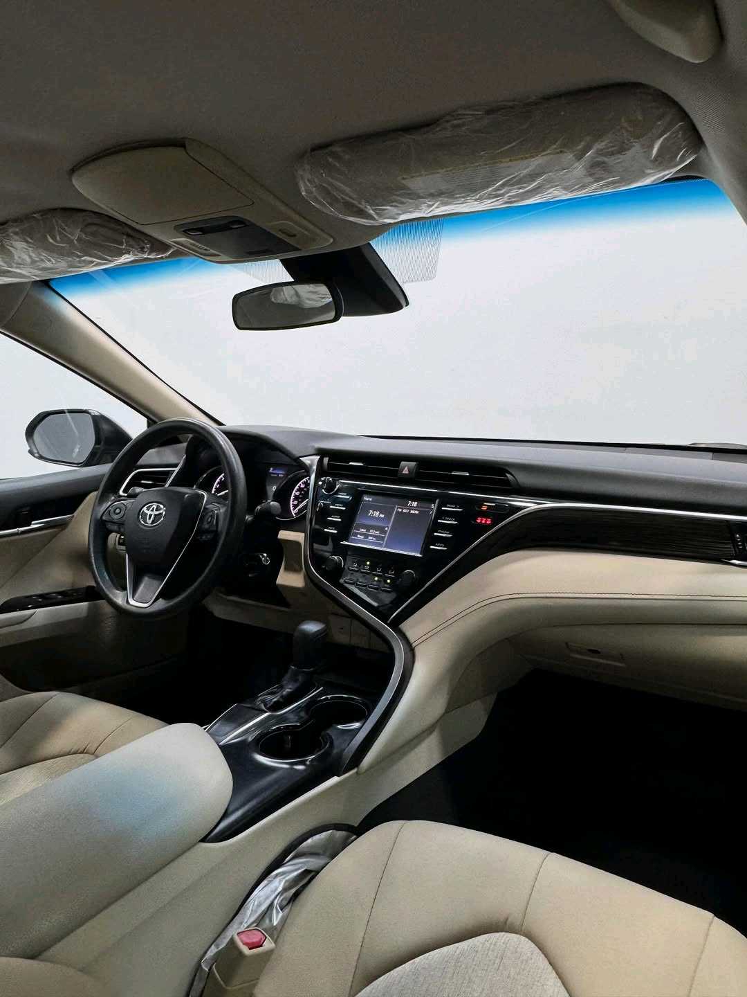 Car Image 2018 TOYOTA CAMRY LE