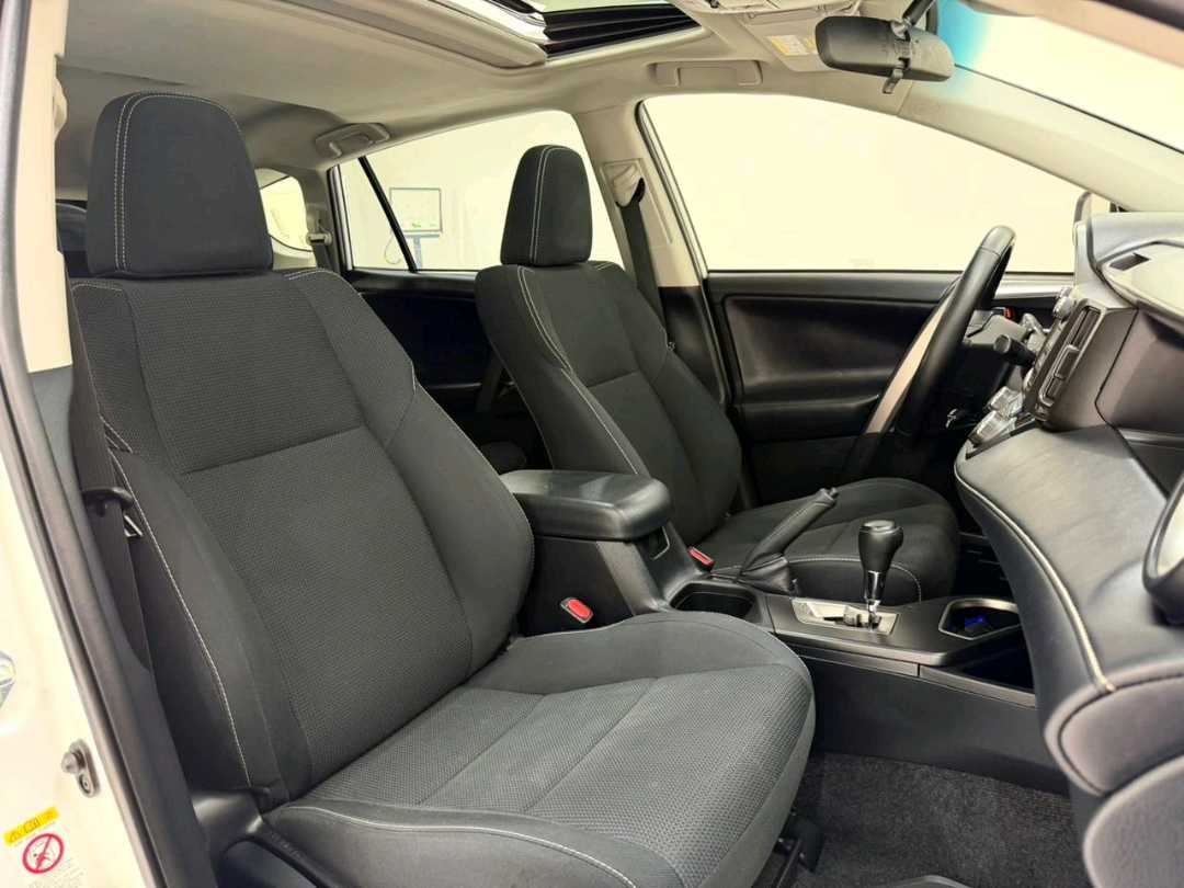 Car Image 2018 TOYOTA RAV4 XLE