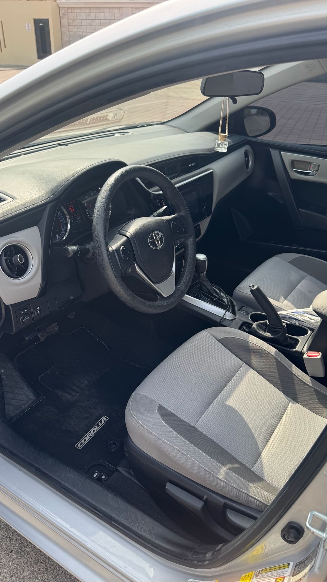 Car Image 2019 TOYOTA COROLLA LE