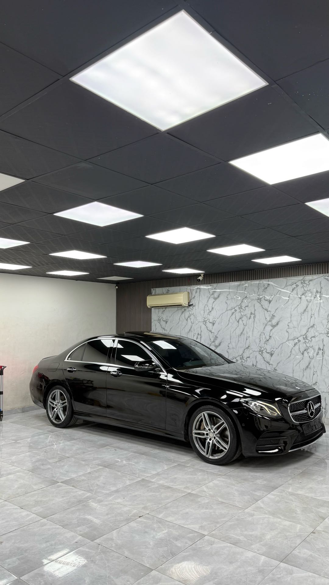 Car Image 2017 MERCEDES E Class 300