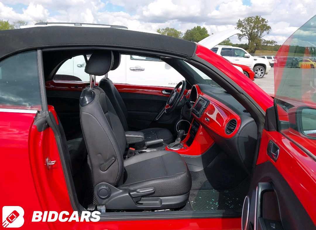Car Image 2019 VOLKSWAGEN BEETLE