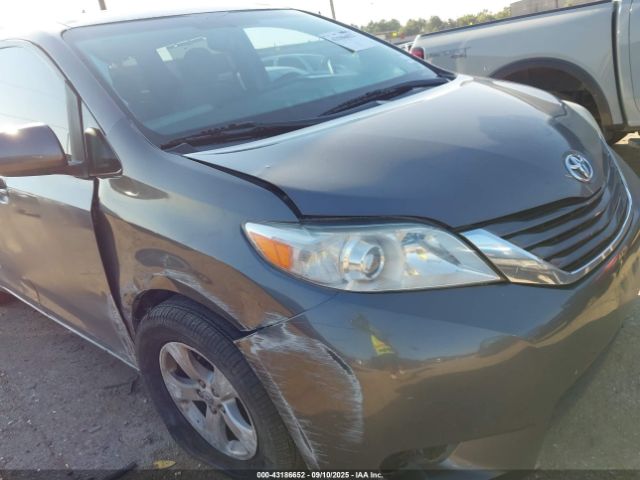 Car Image 2017 TOYOTA SIENNA
