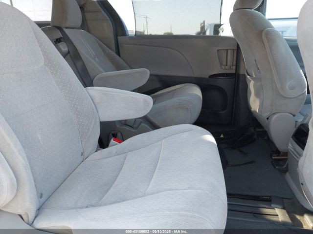 Car Image 2017 TOYOTA SIENNA