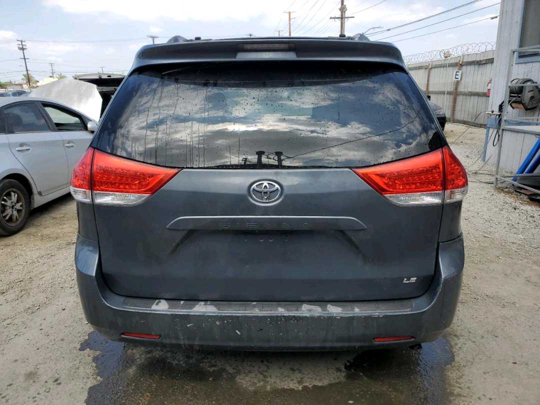 Car Image 2011 TOYOTA SIENNA