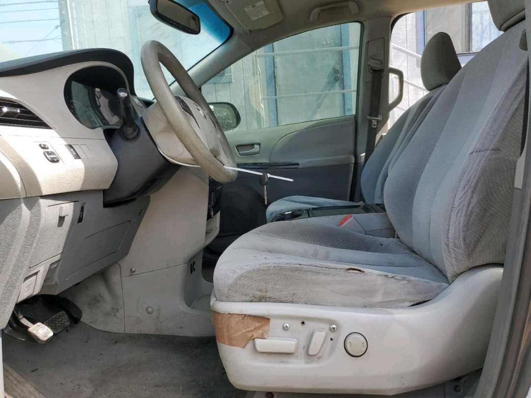 Car Image 2011 TOYOTA SIENNA