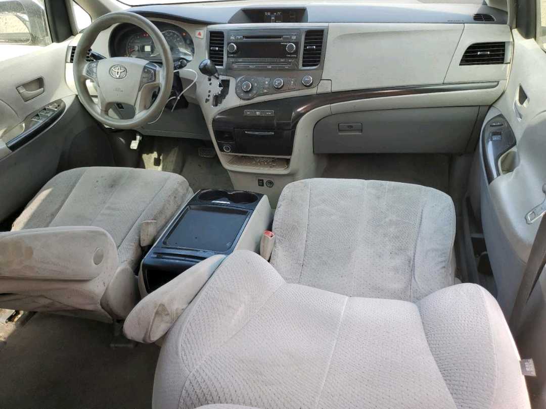 Car Image 2011 TOYOTA SIENNA
