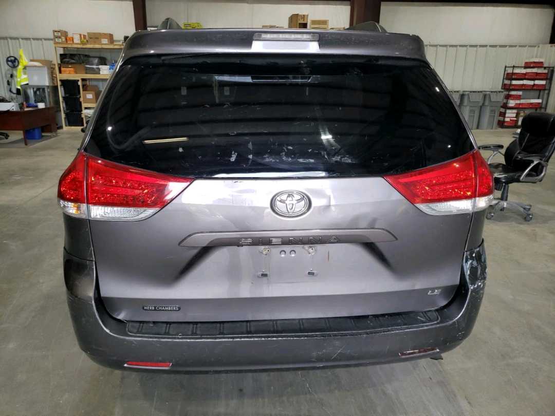 Car Image 2011 TOYOTA SIENNA