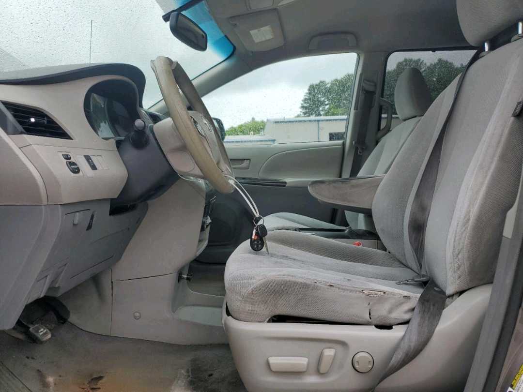 Car Image 2011 TOYOTA SIENNA